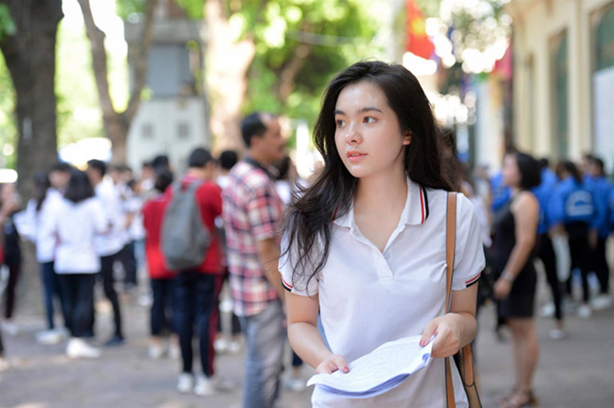 Nhan sắc nữ sinh mang 3 dòng máu nổi bật trong ngày thi THPT quốc gia-2
