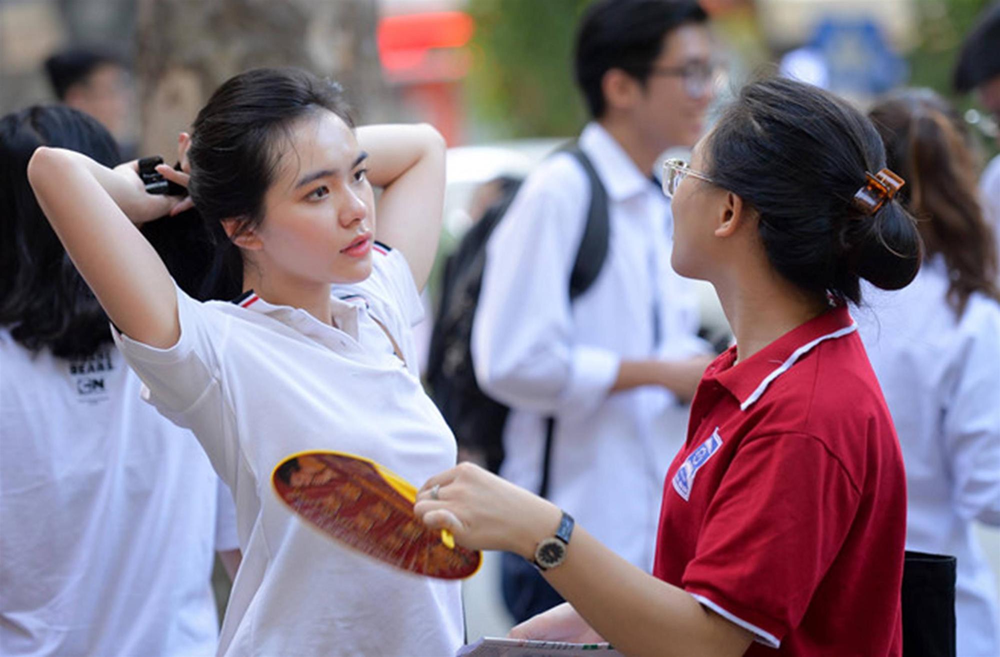 Nhan sắc nữ sinh mang 3 dòng máu nổi bật trong ngày thi THPT quốc gia-7