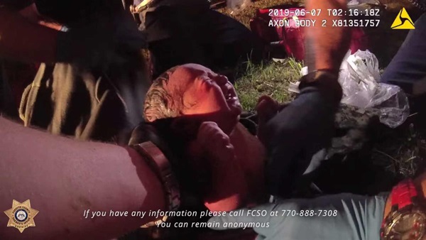 Video gây sốc: Giải cứu bé sơ sinh bị mẹ nhét vào túi nilon buộc kín bỏ rơi nơi vắng vẻ không bóng người-2