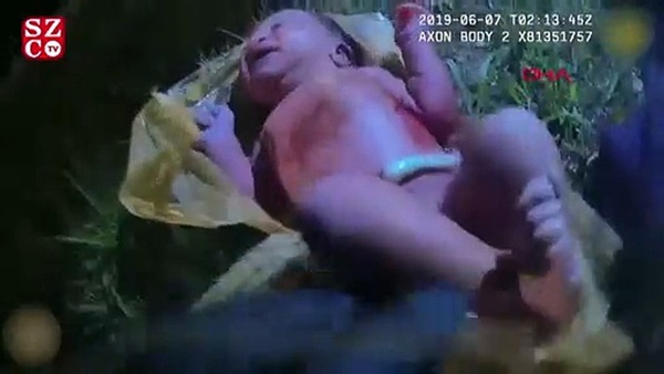 Video gây sốc: Giải cứu bé sơ sinh bị mẹ nhét vào túi nilon buộc kín bỏ rơi nơi vắng vẻ không bóng người-4