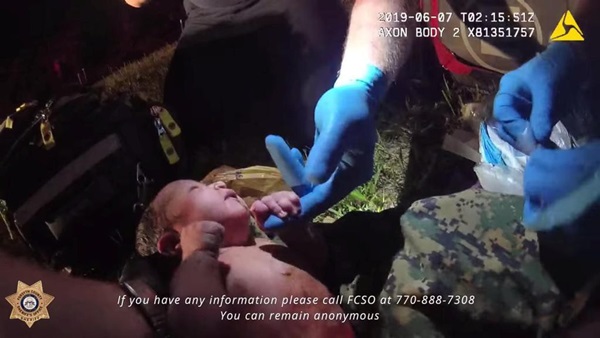 Video gây sốc: Giải cứu bé sơ sinh bị mẹ nhét vào túi nilon buộc kín bỏ rơi nơi vắng vẻ không bóng người-5