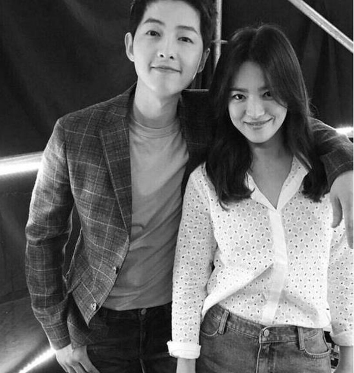 Trước khi ly hôn, cặp đôi Song - Song đã thể hiện tình cảm bằng cách diện đồ đôi tình thế này-1