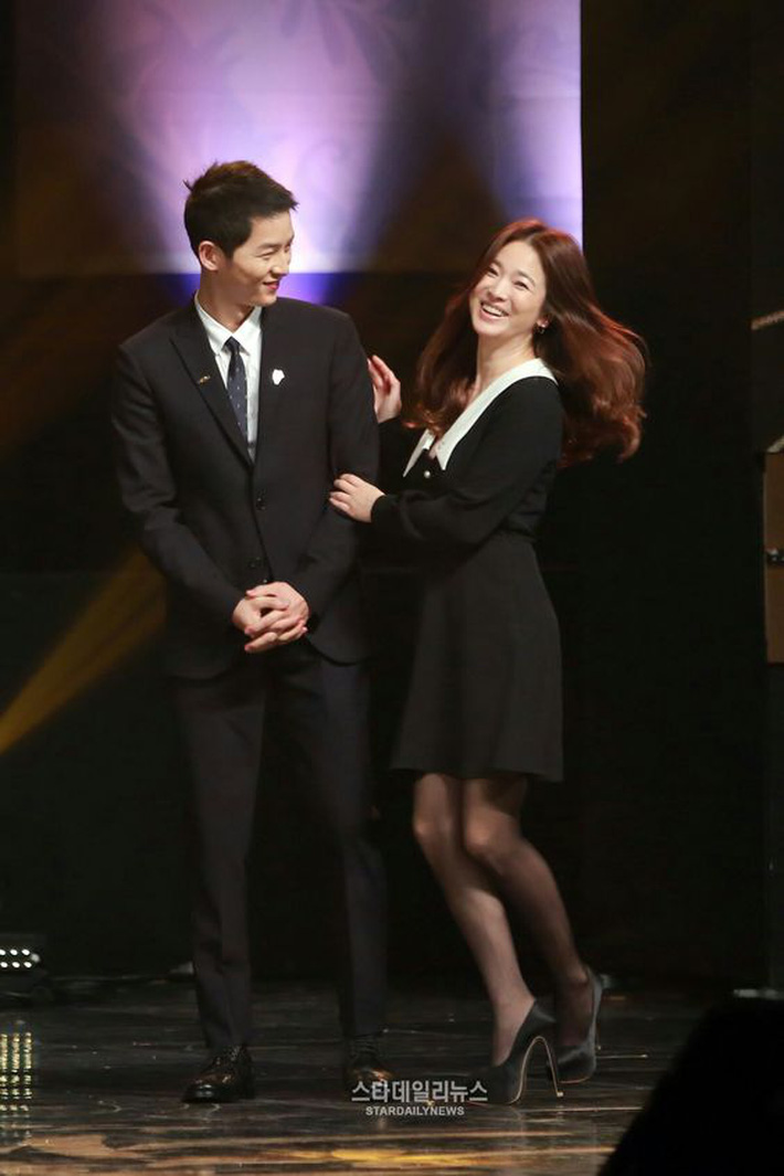 Trước khi ly hôn, cặp đôi Song - Song đã thể hiện tình cảm bằng cách diện đồ đôi tình thế này-21