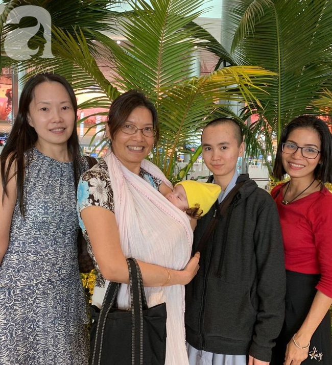 Bé gái bị mẹ bỏ rơi treo trên rẫy cà phê, mũi có dòi đã được xuất viện về Việt Nam sau gần 3 tháng điều trị-1