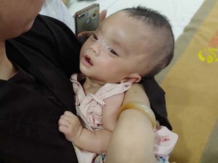 Bé gái bị mẹ bỏ rơi treo trên rẫy cà phê, mũi có dòi đã được xuất viện về Việt Nam sau gần 3 tháng điều trị