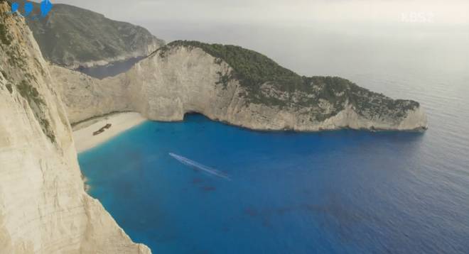 Từng nên duyên tại bãi biển thiên đường này, chẳng ai ngờ sau 1 năm 8 tháng Song Joong Ki và Song Hye Kyo đã chính thức đường ai nấy đi”-8