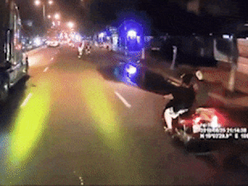 Bé trai suýt chết vì bị xe điện cân bằng kéo lê giữa đường-1