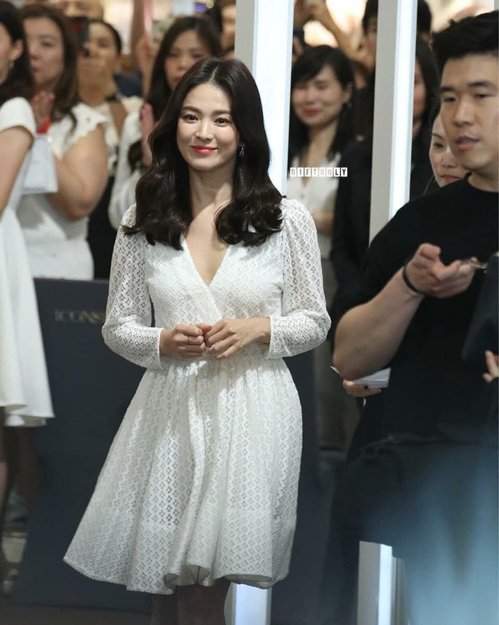 Ngay sau khi tháo nhẫn cưới: Style của Song Hye Kyo đã tiến bộ vượt bậc, không còn nhạt như nước ốc” giống trước kia-9