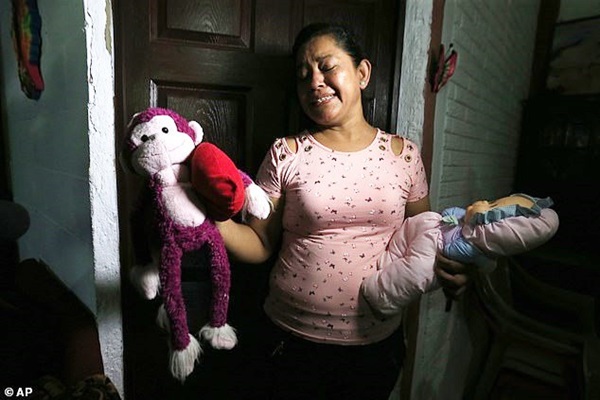 Số phận thi thể hai cha con người di cư chết đuối và sự thật bất ngờ được mẹ nạn nhân tiết lộ đằng sau chuyến đi tử thần-2