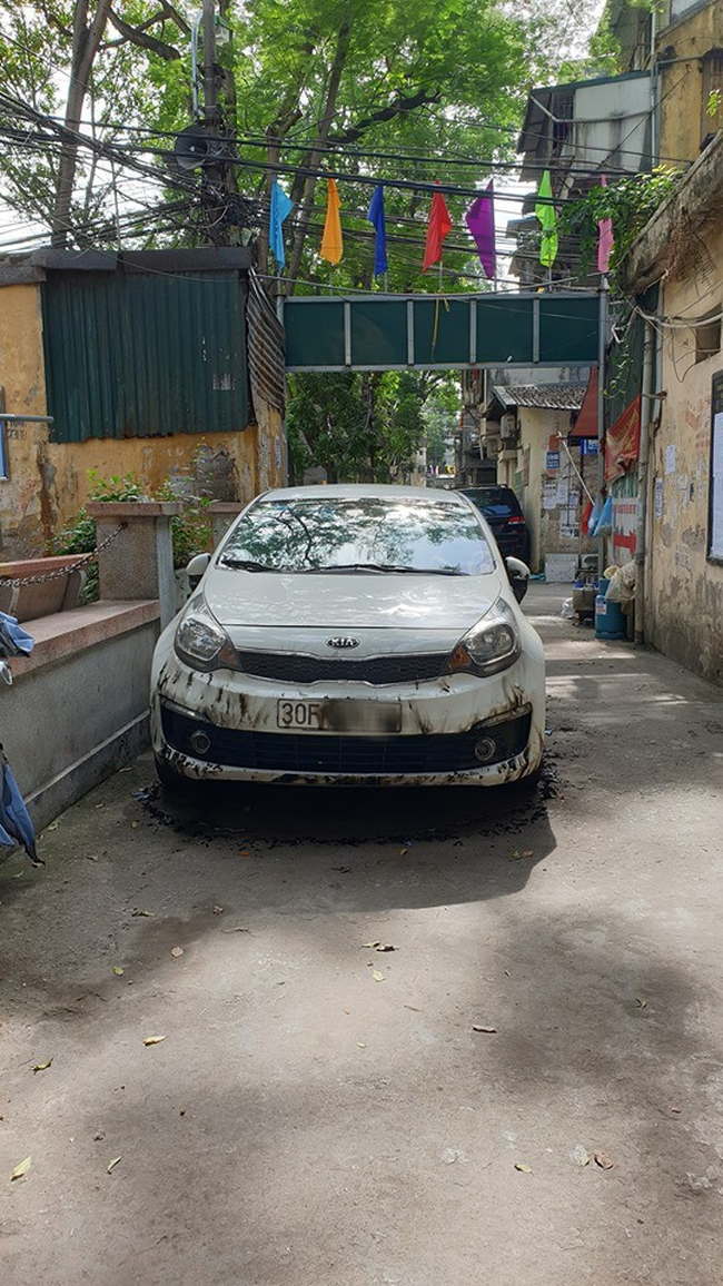 Đỗ xe ở khu vực lấn chiếm đường đi lại, chiếc ô tô bị dân đốt cháy xém, hư hỏng nặng-2