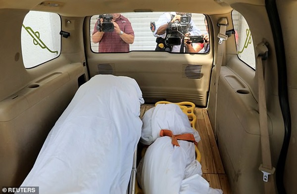 Số phận thi thể hai cha con người di cư chết đuối và sự thật bất ngờ được mẹ nạn nhân tiết lộ đằng sau chuyến đi tử thần-3