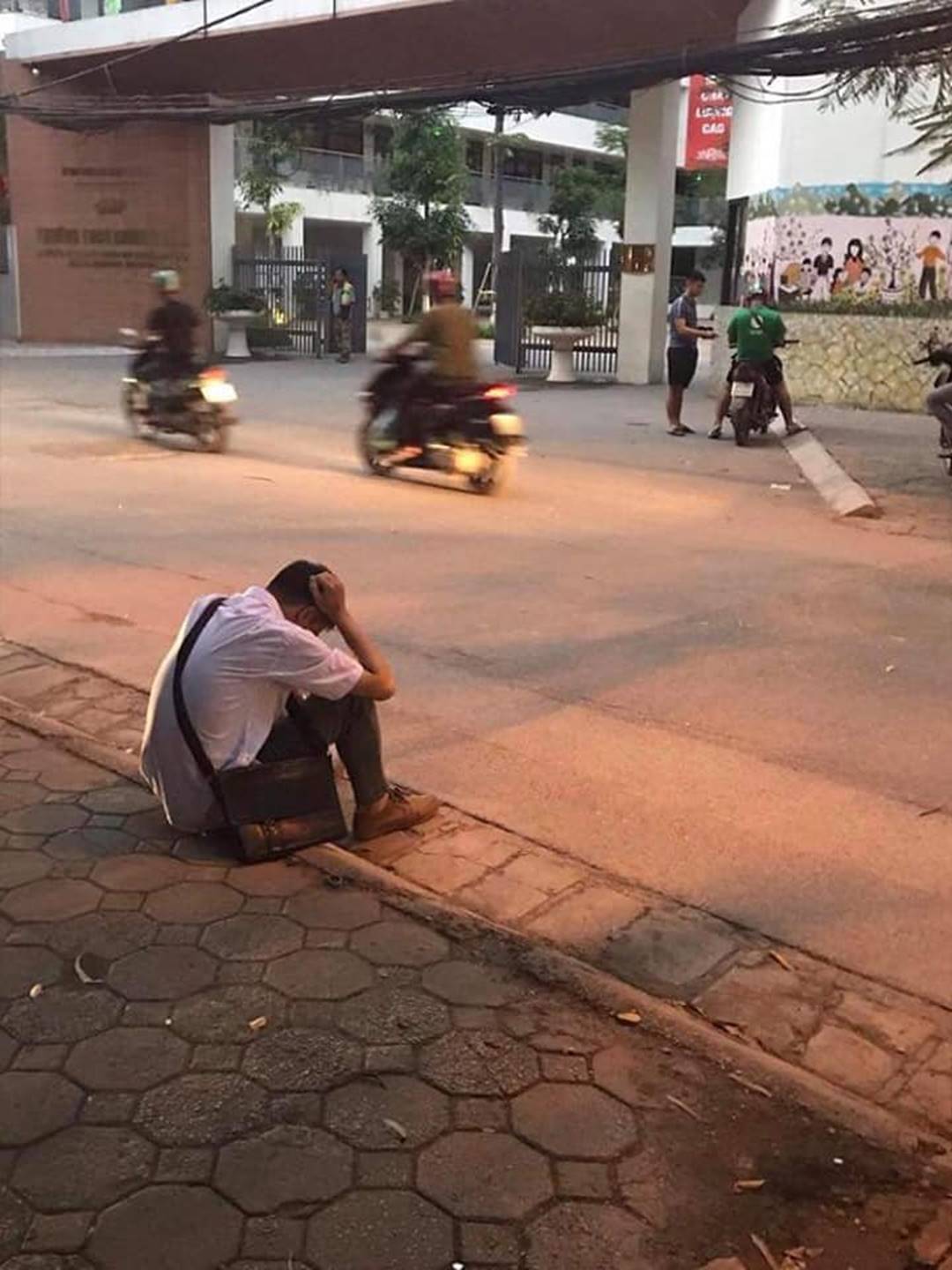 Xôn xao hình ảnh nam sinh ôm đầu lang thang cả đêm ngoài đường không dám về nhà gặp bố mẹ vì không làm được bài-1