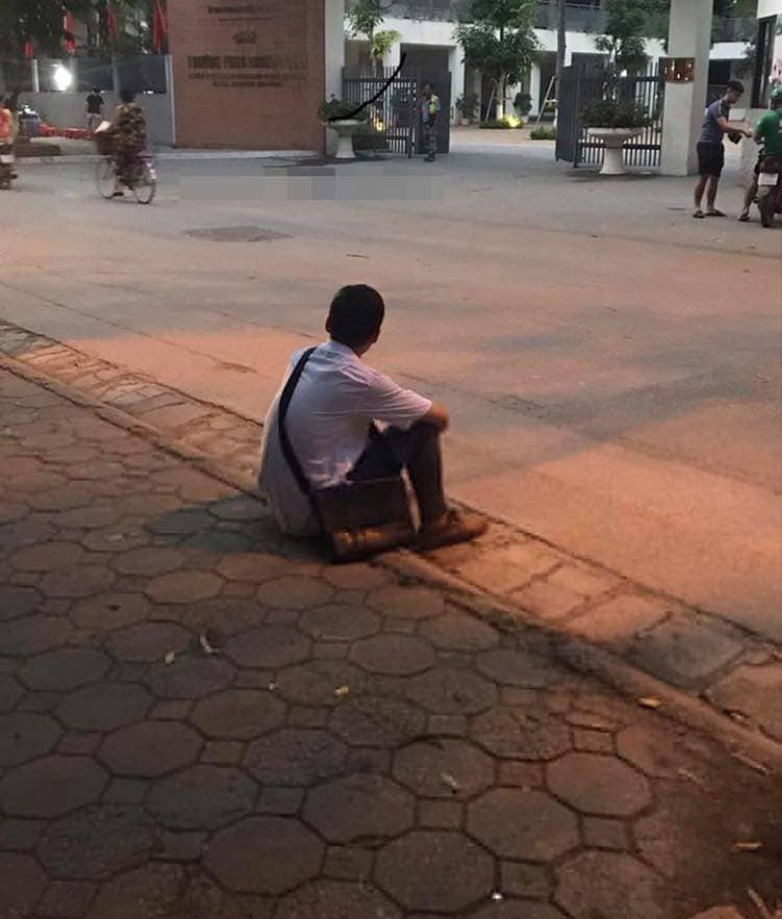 Xôn xao hình ảnh nam sinh ôm đầu lang thang cả đêm ngoài đường không dám về nhà gặp bố mẹ vì không làm được bài-2