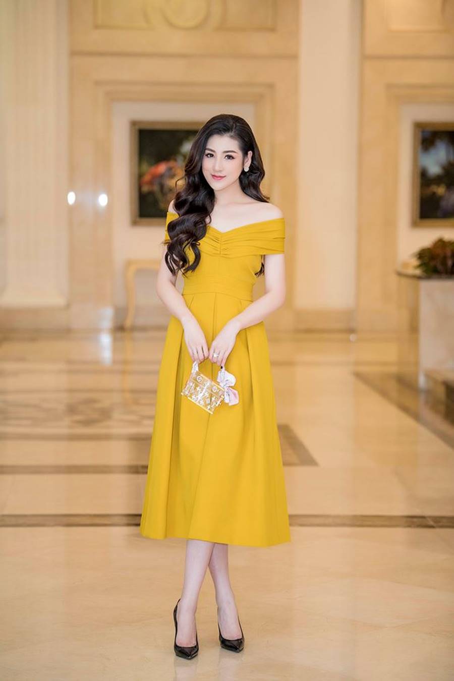 Á hậu Tú Anh khoe vai trần gợi cảm gây xao xuyến-1