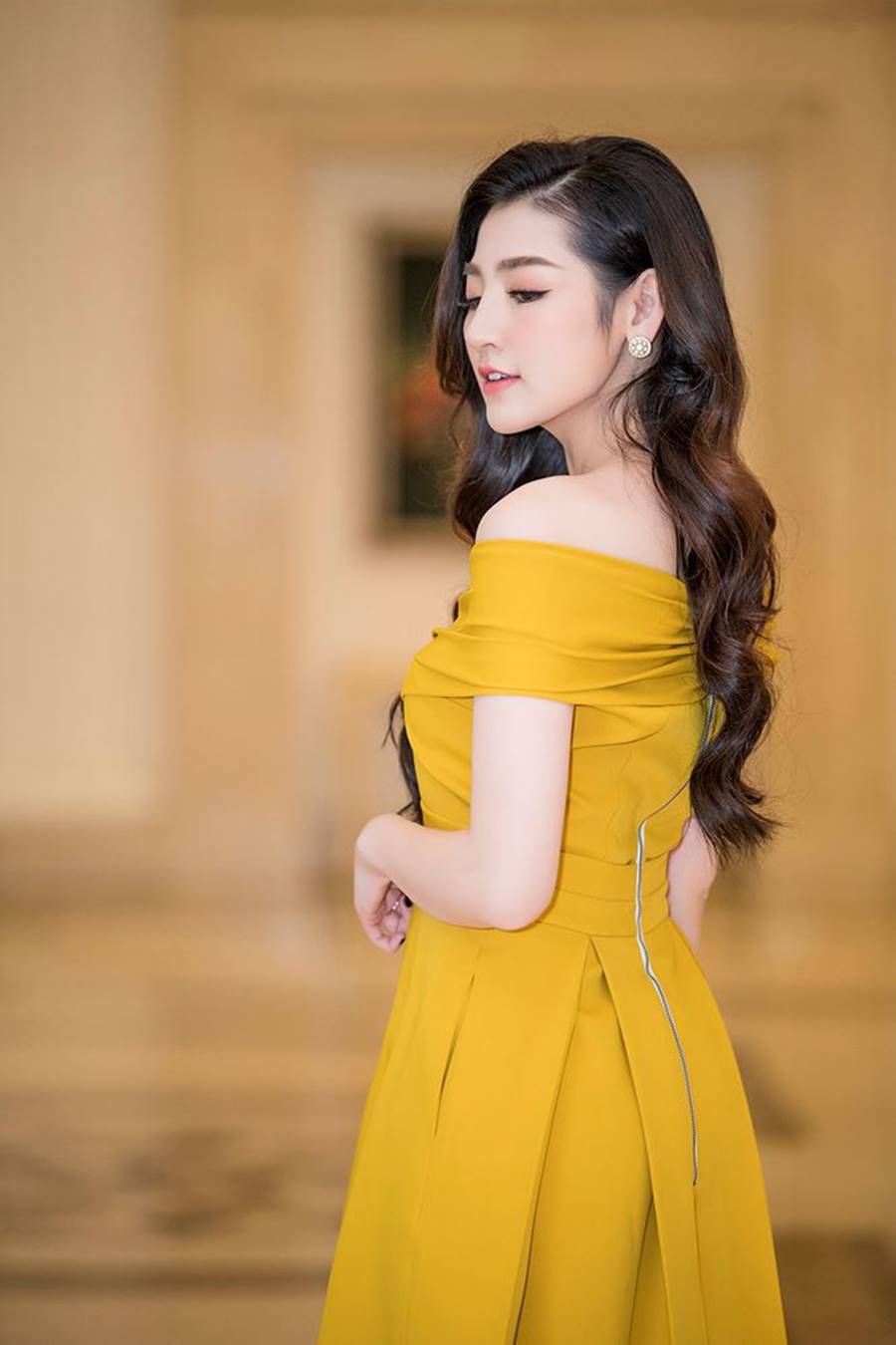 Á hậu Tú Anh khoe vai trần gợi cảm gây xao xuyến-2