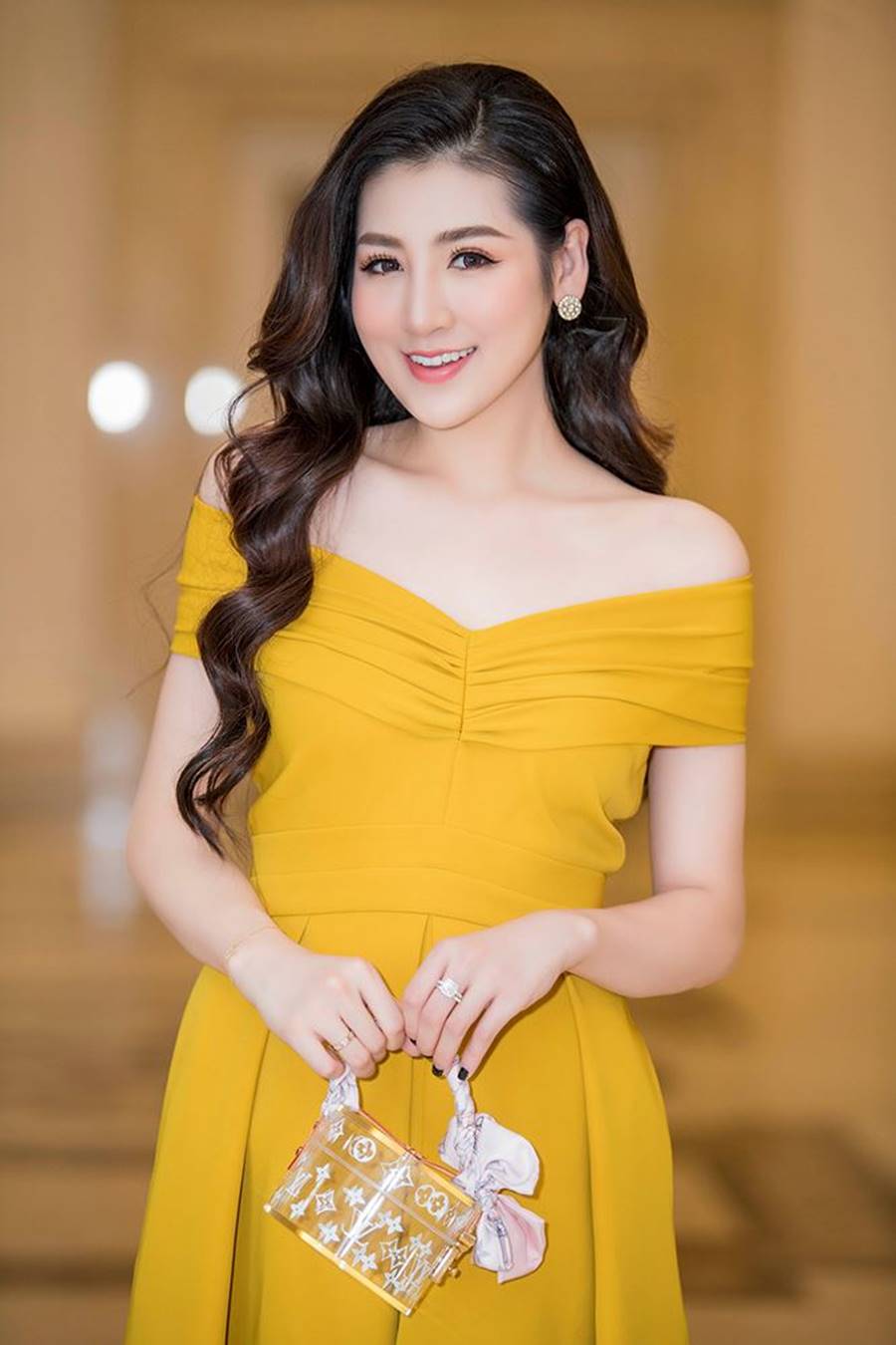 Á hậu Tú Anh khoe vai trần gợi cảm gây xao xuyến-3