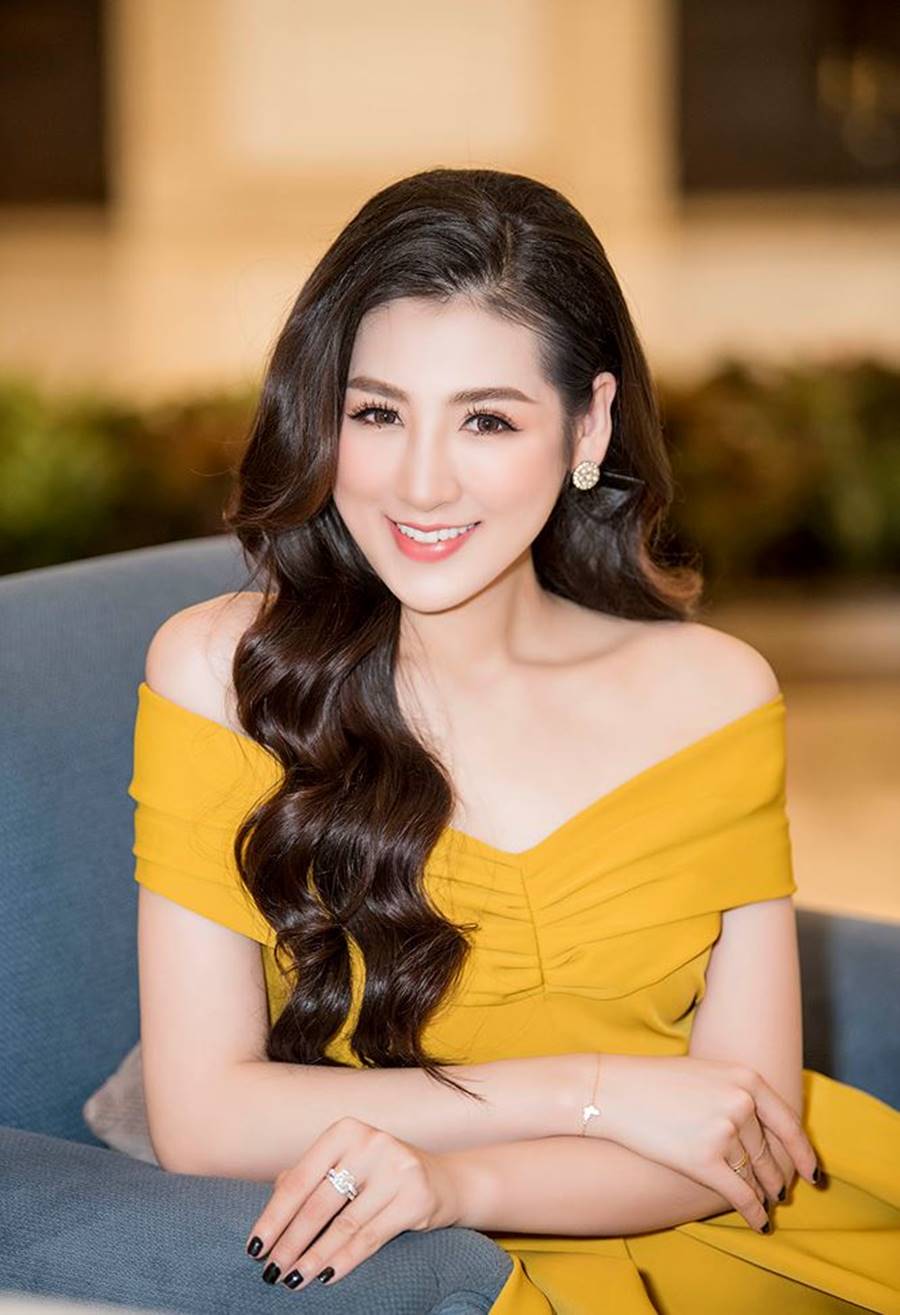 Á hậu Tú Anh khoe vai trần gợi cảm gây xao xuyến-4