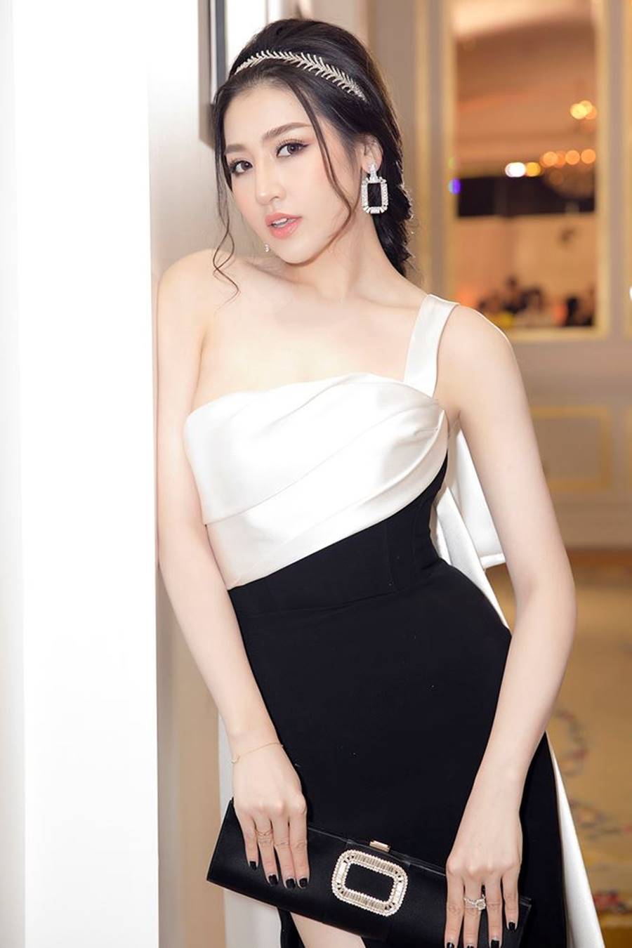 Á hậu Tú Anh khoe vai trần gợi cảm gây xao xuyến-7