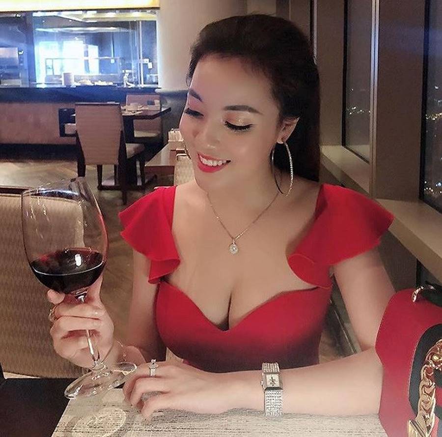 2 giám thị hot nhất VN: Thời trang phóng khoáng đời thường khác xa khi lên lớp-17