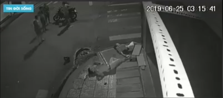 Cô gái trẻ nằm bất động trên vỉa hè Sài Gòn, nam thanh niên bò ra đường cầu cứu và sự thờ ơ đến đau lòng của người xung quanh-2