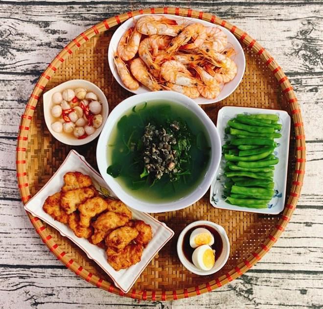 Gái Quảng Ninh lấy chồng cầu thủ, nấu bữa nào cũng hoành tráng khiến chồng đi xa chỉ muốn về-11