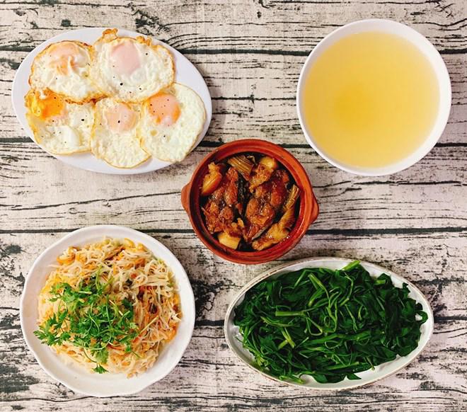 Gái Quảng Ninh lấy chồng cầu thủ, nấu bữa nào cũng hoành tráng khiến chồng đi xa chỉ muốn về-15