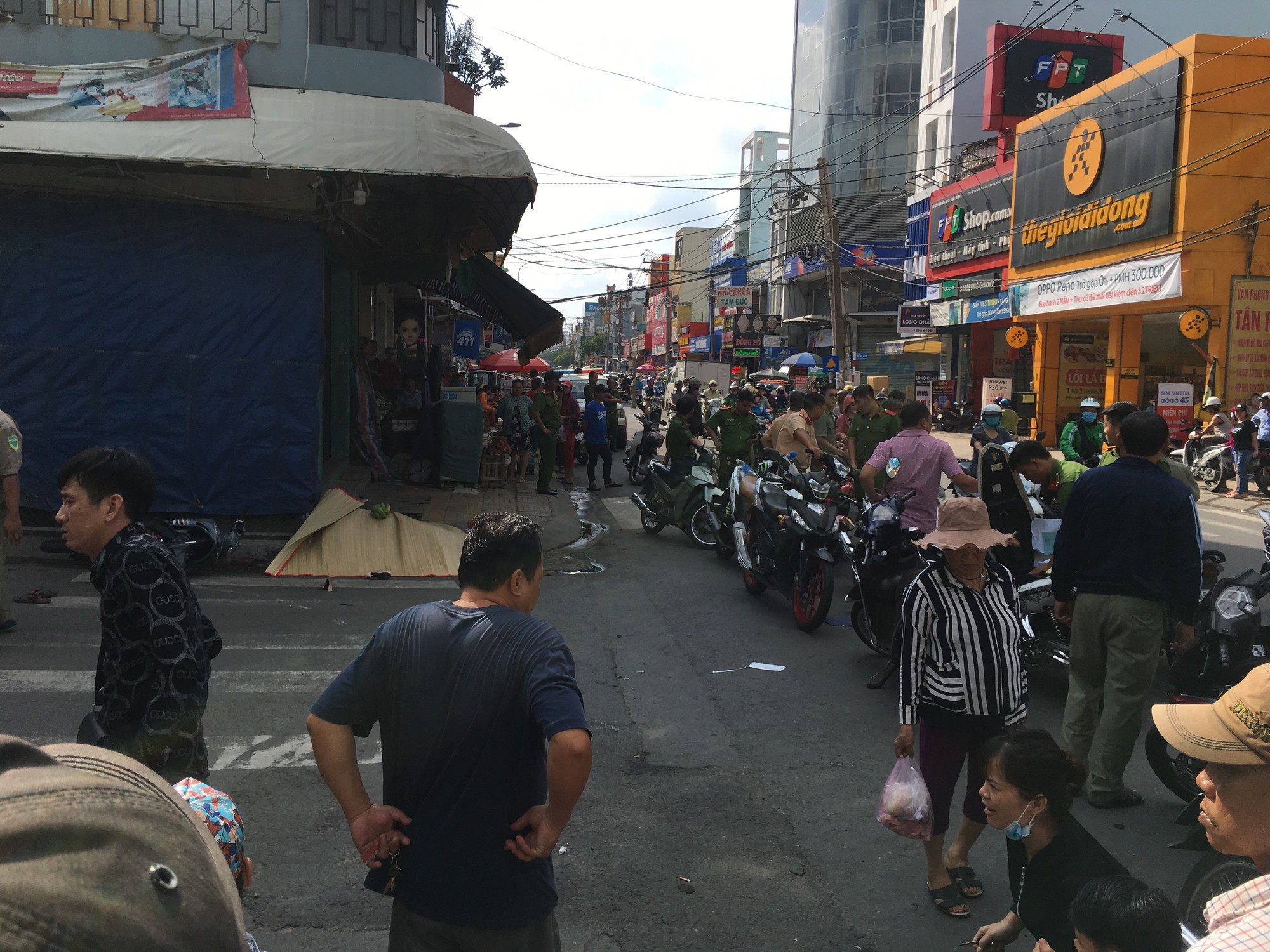 Cô gái trẻ nằm bất động trên vỉa hè Sài Gòn, nam thanh niên bò ra đường cầu cứu và sự thờ ơ đến đau lòng của người xung quanh-6