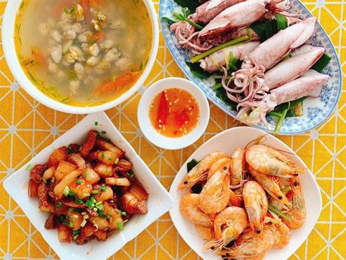 Gái Quảng Ninh lấy chồng cầu thủ, nấu bữa nào cũng hoành tráng khiến chồng đi xa chỉ muốn về