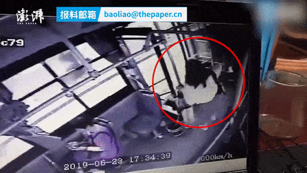 Thót tim cảnh cô gái nhảy khỏi xe buýt đang chạy đến bị tổn thương đầu và toàn thân, vài phút hấp tấp khiến cả đời hối hận-1