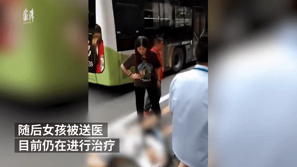 Thót tim cảnh cô gái nhảy khỏi xe buýt đang chạy đến bị tổn thương đầu và toàn thân, vài phút hấp tấp khiến cả đời hối hận-2