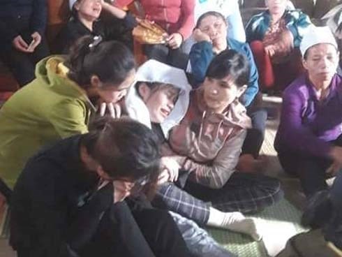 Nghẹn lòng bài thơ gọi bố cho nữ sinh phải bỏ dở kỳ thi THPT về chịu tang