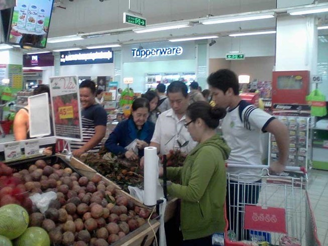 Vào siêu thị nếm thức ăn như chốn không người-1