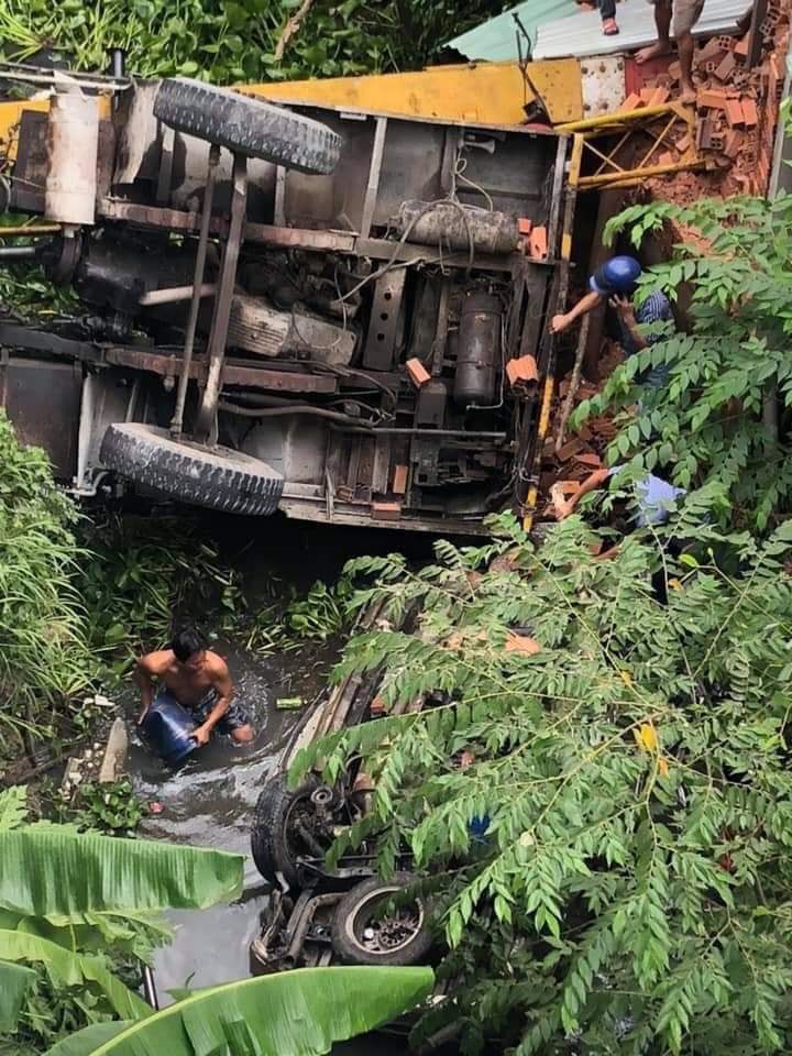 Tai nạn thảm khốc ở Bến Tre: Xe tải mất phanh tông vào ô tô 7 chỗ, nhiều người thương vong-1