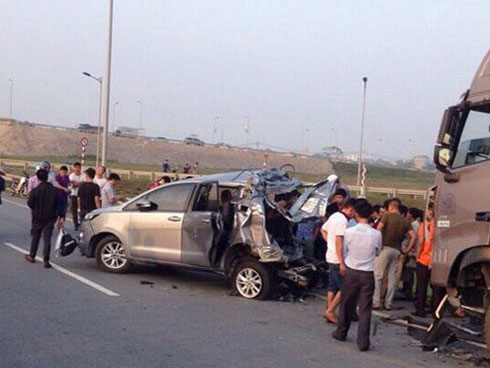 Tiếp tục truy tố 2 tài xế vụ xe container đâm Innova đi lùi-3