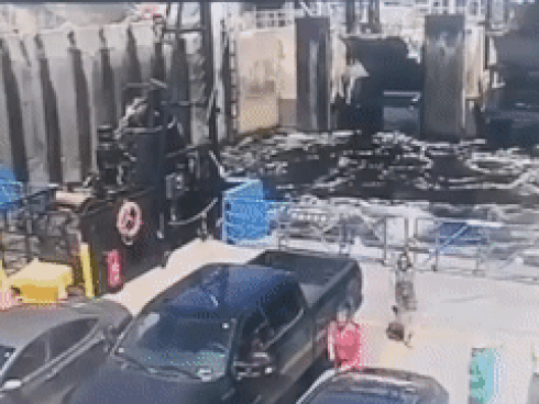 Đĩa rơi từ toà nhà 30 tầng trúng đầu người đi bộ-1