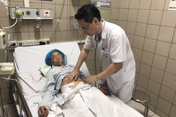 Ăn nấm xào, bố chết, 2 mẹ con nguy kịch-1