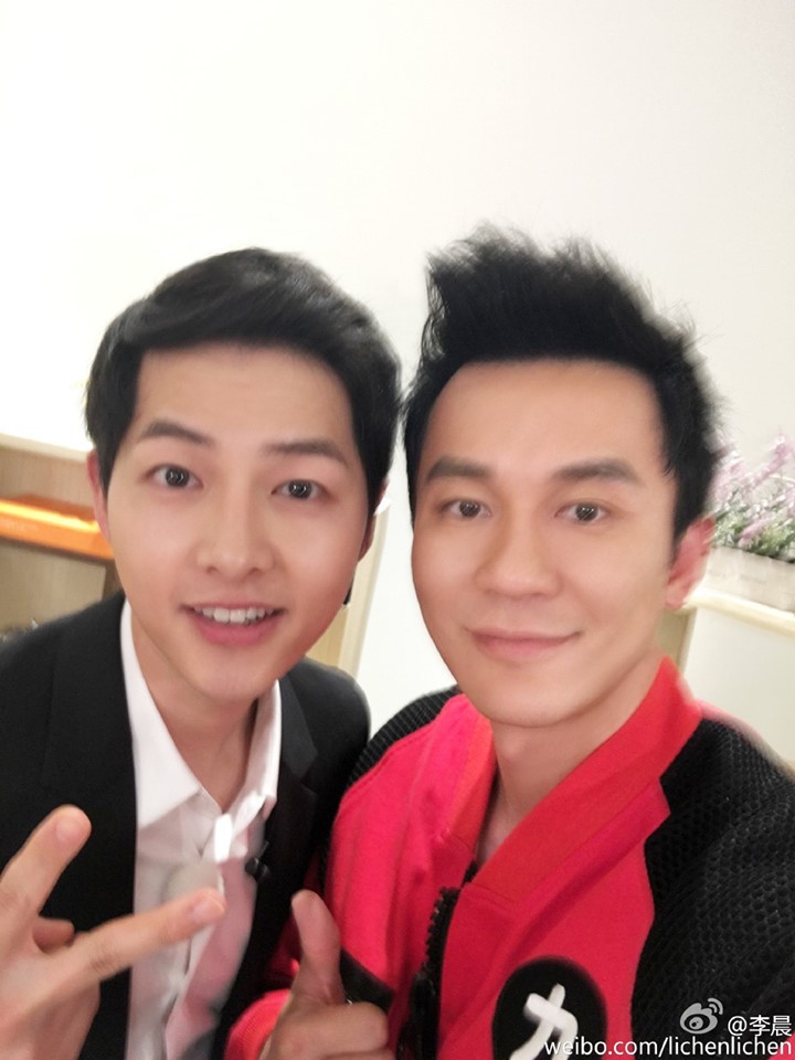 Bức ảnh hot nhất Weibo hôm nay: Song Joong Ki - Lý Thần khoác vai nhau tình cảm, hóa ra đây chính là chân ái-1