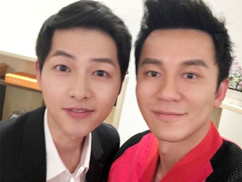 Bức ảnh hot nhất Weibo hôm nay: Song Joong Ki - Lý Thần khoác vai nhau tình cảm, hóa ra đây chính là chân ái