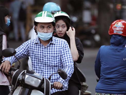 Bùng nổ tranh cãi thí sinh đi thi bằng xe ôm, không có bố mẹ đưa đón: Lớn rồi đi một mình có sao đâu, bố mẹ đâu theo chúng ta mãi được!