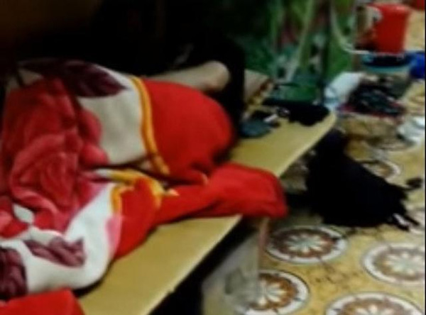 Bạn cùng phòng dẫn người yêu về, chàng trai tức giận khi nghe tiếng thở hổn hển giữa đêm-1