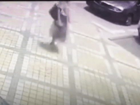 Đĩa rơi từ toà nhà 30 tầng trúng đầu người đi bộ