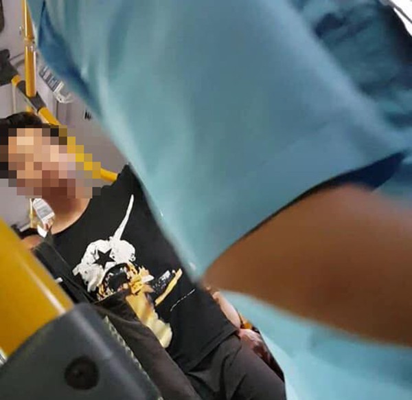 Thanh niên tự sướng phía sau 2 cô gái trên xe buýt ở Hà Nội bị phạt 200.000 đồng-1