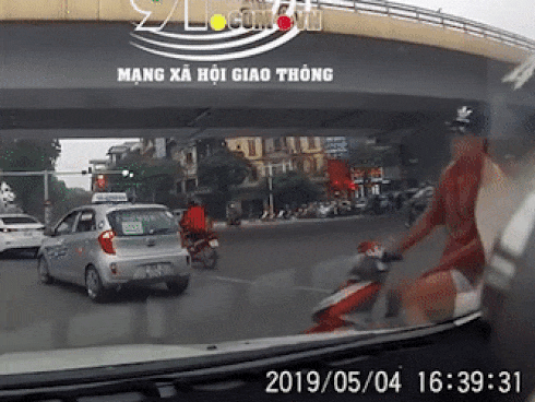 Bị ép vào ôtô, thanh niên lấy mũ bảo hiểm ném vào xe máy-1