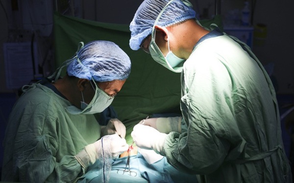 Bé 2 tuổi mang bệnh lý hiếm gặp, thường xuyên nôn ói-1