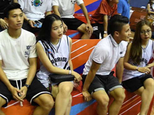 Nữ VĐV cao 2m03 chân dài nhất thế giới dấn thân táo bạo khi biết mình quá đẹp-7