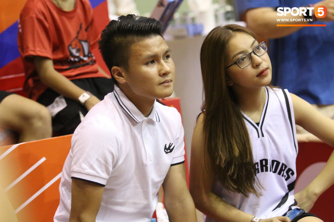 Quang Hải tình cảm với người yêu, Văn Hậu trổ tài chơi bóng rổ đầy ngẫu hứng-3