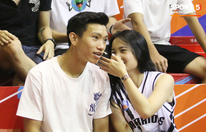 Quang Hải tình cảm với người yêu, Văn Hậu trổ tài chơi bóng rổ đầy ngẫu hứng-4