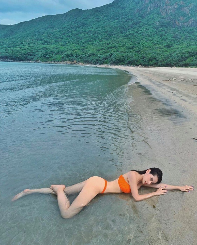 Mùa hè nóng rực với loạt mỹ nhân Việt thi nhau khoe dáng với bikini-10