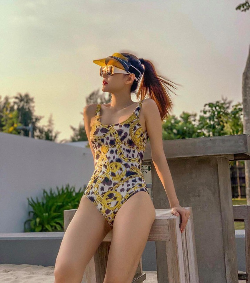 Mùa hè nóng rực với loạt mỹ nhân Việt thi nhau khoe dáng với bikini-7
