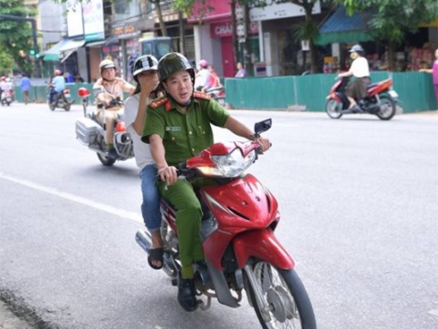 Nghi vấn dàn dựng vụ công an “giải cứu” thí sinh ngủ muộn đến phòng thi: Tác giả bức ảnh lên tiếng